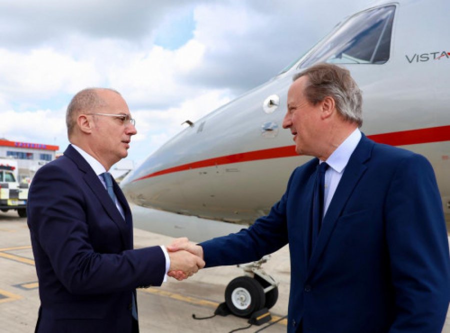 David Cameron mbërrin në Shqipëri, pritet nga Ministri i Jashtëm! Hasani: Ruajtja e unitetit euroatlantik është thelbësore