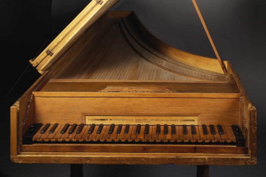 Piano, instrumenti më i njohur muzikor me një histori mahnitëse