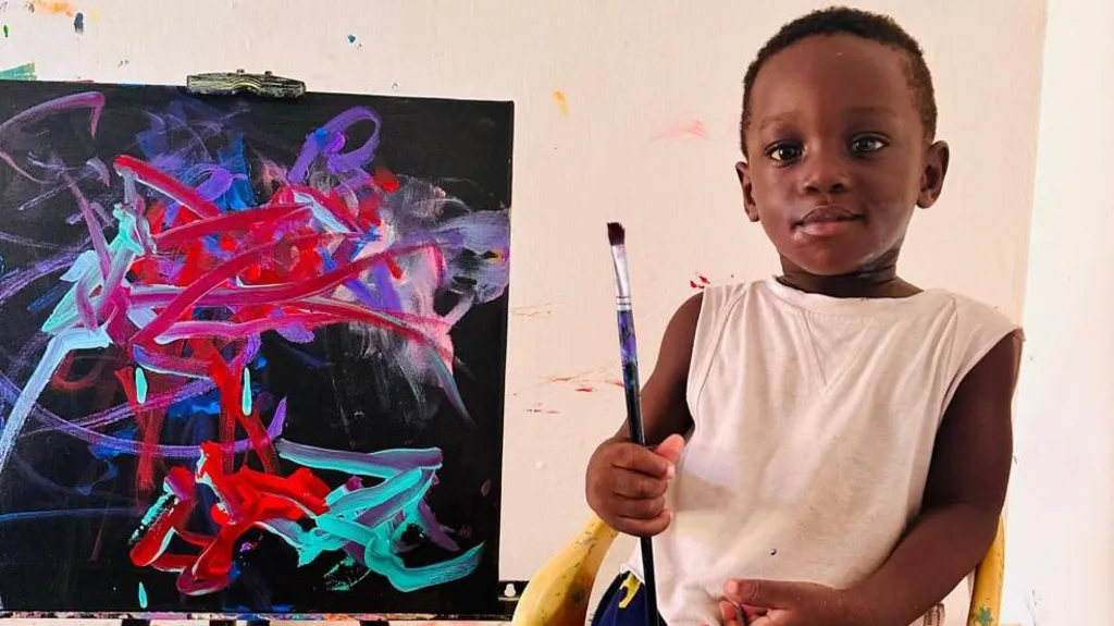Gëzimi i nënës që djali iu shpall artisti më i vogël në botë