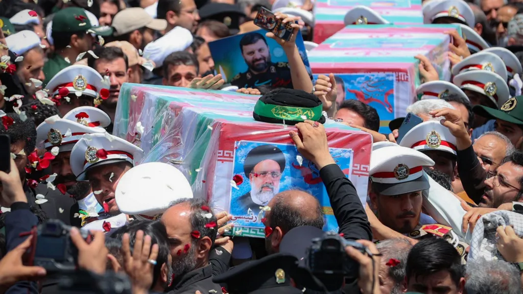 Irani varros presidentin e vrarë në një faltore në qytetin e lindjes, Mashhad