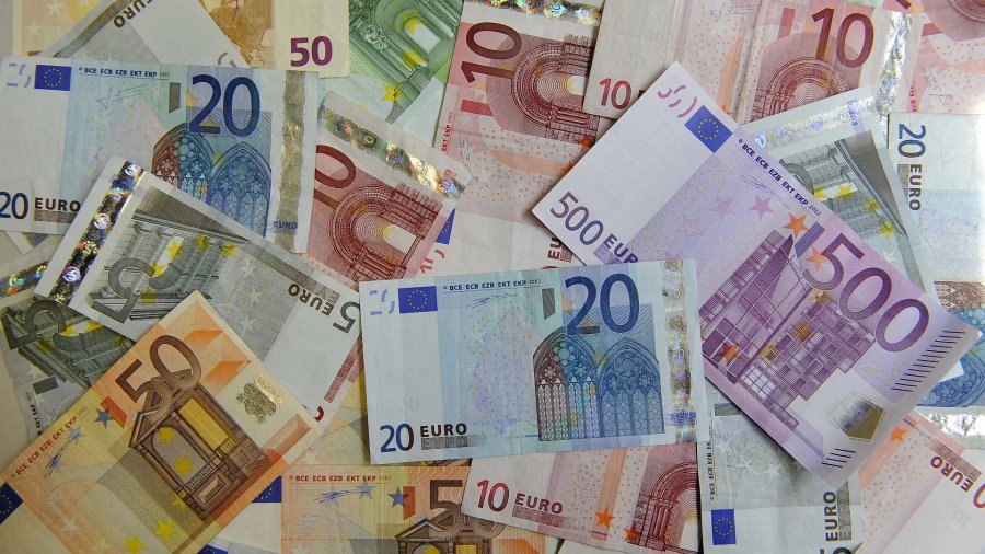Banka e Shqipërisë ndalon 'rrokullisjen' e euros, po e mban kursin pranë kufirit të 100 lekëve