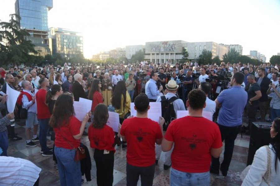 Protestë në Tiranë: Projektligji për surrogacinë