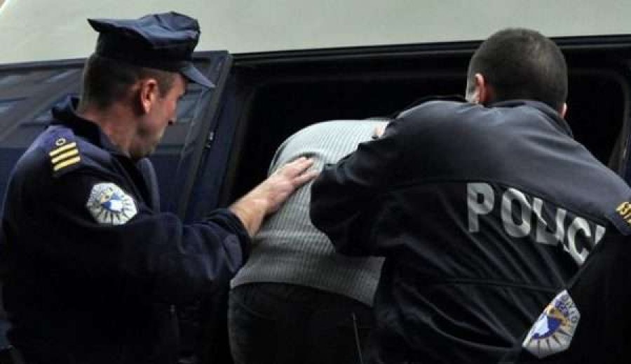 'Kanosje ndaj prokurorit', 'Goditi me mjet policin', dosja e të dyshuarit për plagosjen në Pejë
