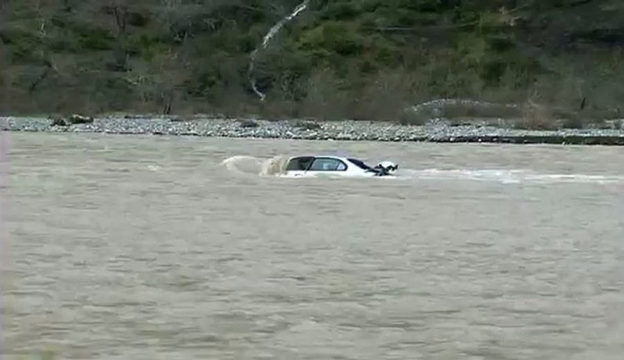 Aksident i rëndë tek ura e Drinit të Bardhë, makina me tre persona brenda bie në lumë