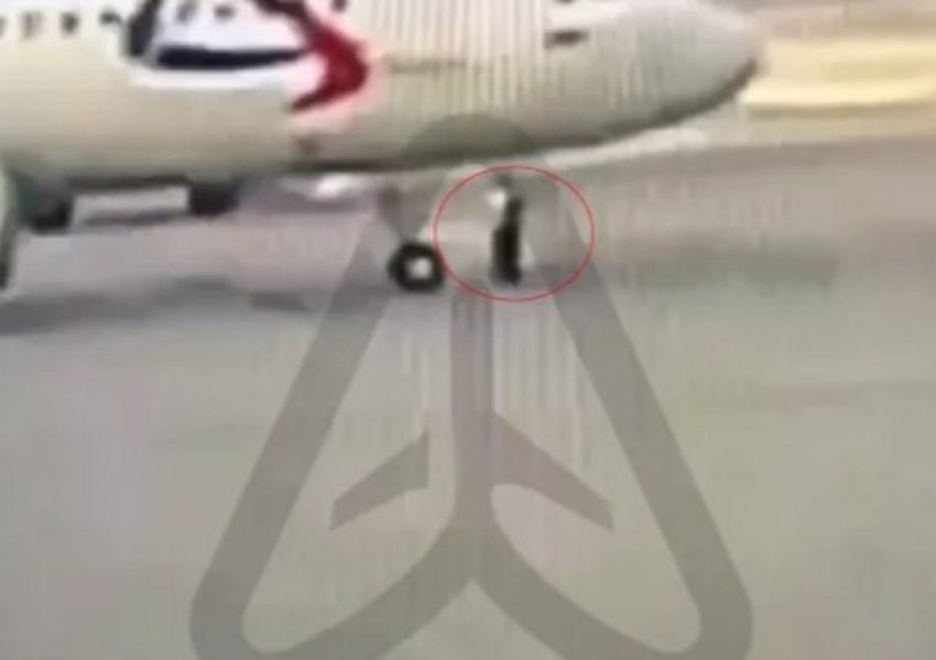 Incident i tmerrshëm në pistën e një aeroporti rus, punonjësi shkelet nga rrota e një aeroplani 77 tonësh