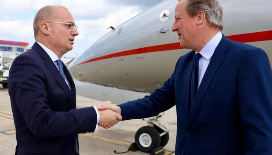 ‘Mirror’: David Cameron shpërdoroi 60 mijë stërlina nga taksapaguesit, për një vizitë 89 minuta në Shqipëri