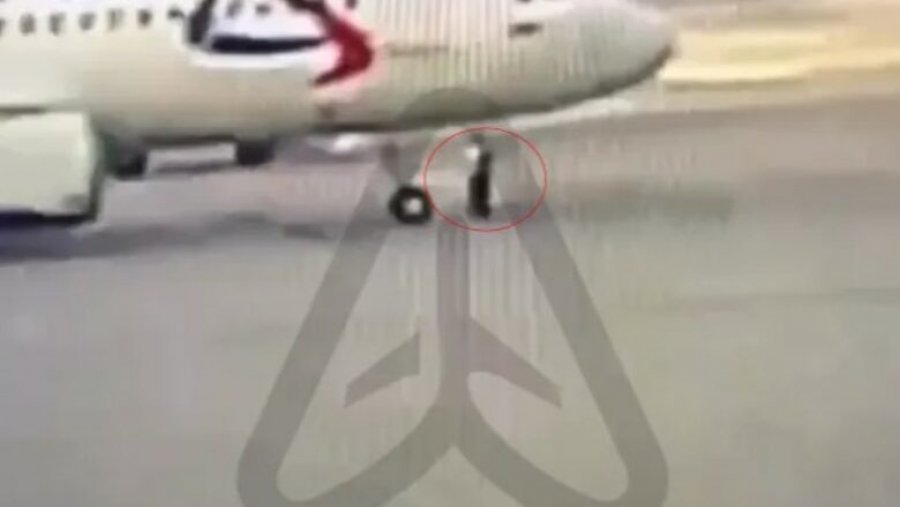 Incident i tmerrshëm në pistën e një aeroporti rus, punonjësi shkelet nga rrota e një aeroplani 77 tonësh
