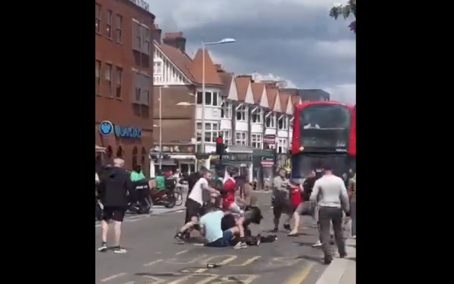VIDEO/ Sherr në rrugët e Londrës para finales së FA Cup mes tifozëve të United dhe Cityt