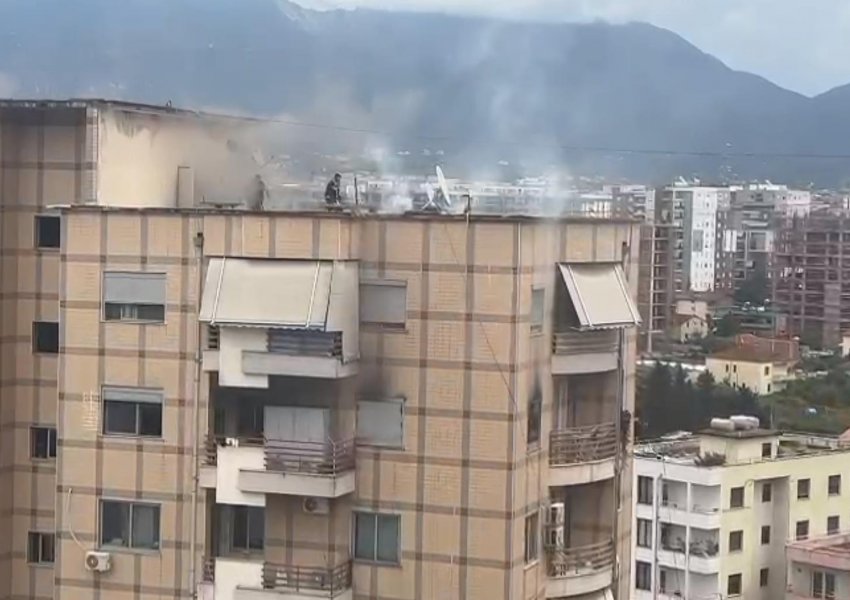 VIDEO/ Zjarr dhe tym i zi nga apartamenti në Astir, nxirren familjarët, zjarrfikësit në taracë