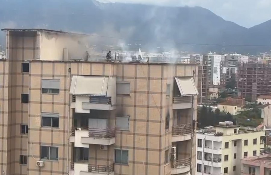VIDEO/ Zjarr dhe tym i zi nga apartamenti në Astir, nxirren familjarët, zjarrfikësit në taracë