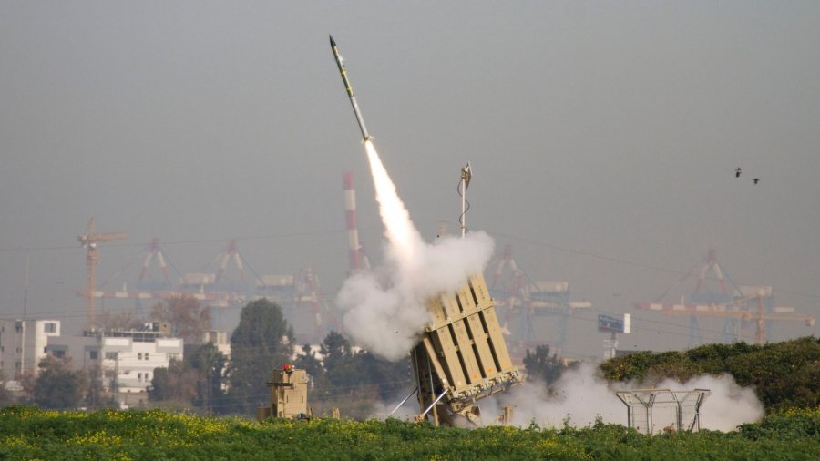 Hamasi sulmon Tel Avivin me raketa, fotot tregojnë sistemin izraelit 'Iron Dome' duke i pritur