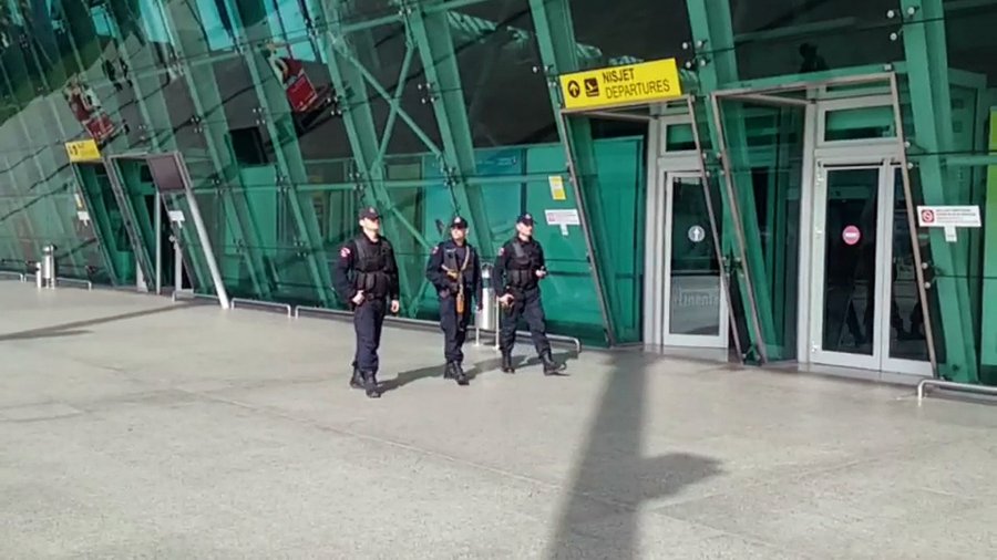 Vodhi një orë 20 mijë euro nga valixhja e udhëtarit, arrestohet punonjësi në aeroportin e Rinasit