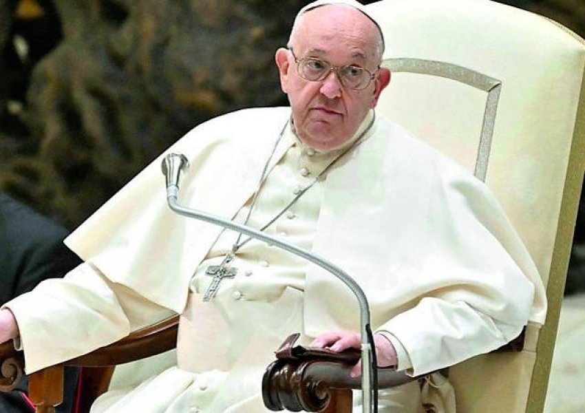 Dyshohet se Papa foli me shumë përbuzje për homoseksualët