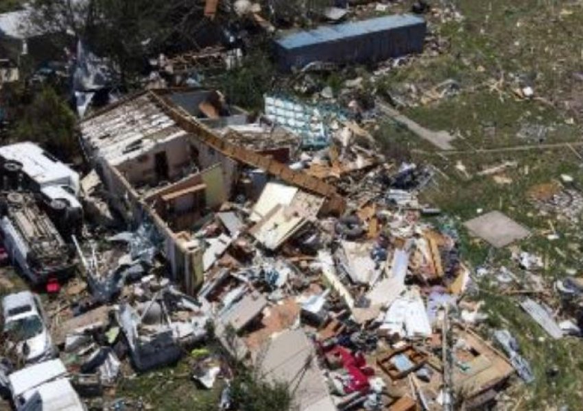 Tornadot ‘gjunjëzojnë’ SHBA-në, 21 viktima nga moti i keq