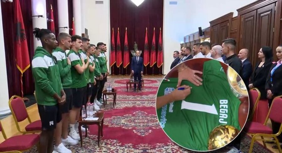 Presidenti Begaj pret me ceremoni të veçantë kampionët e Shqipërisë në futboll, lojtarët e Egnatias i dhurojnë fanellën me autografet e tyre