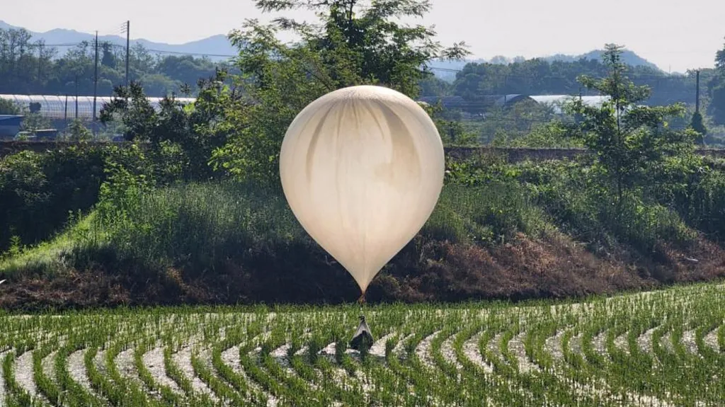 FOTO/ Koreja e Veriut hedh dhjetëra balona me plehra mbi Korenë e Jugut