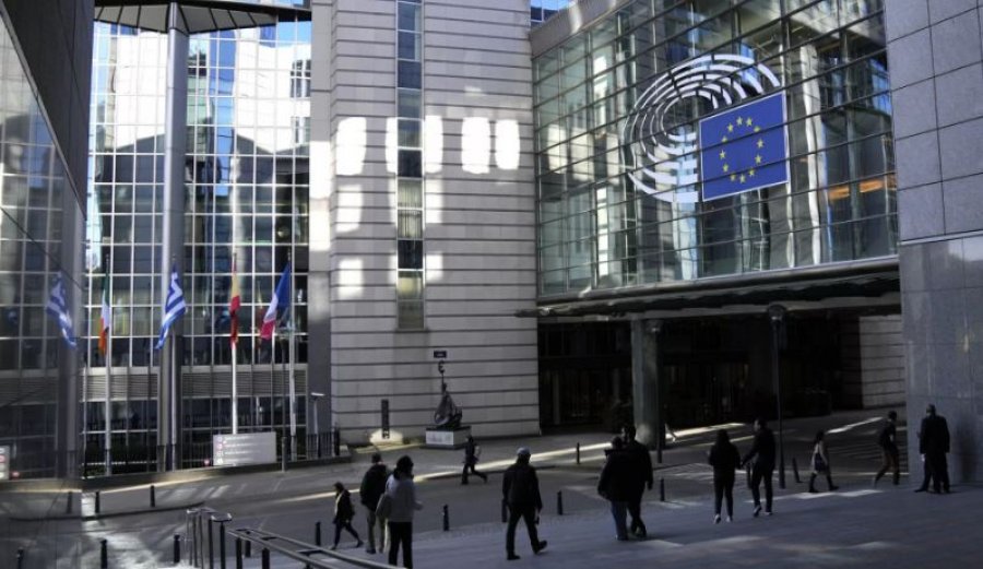 Policia bastis zyrat e Parlamentit Evropian, hetimi për ndikimin rus