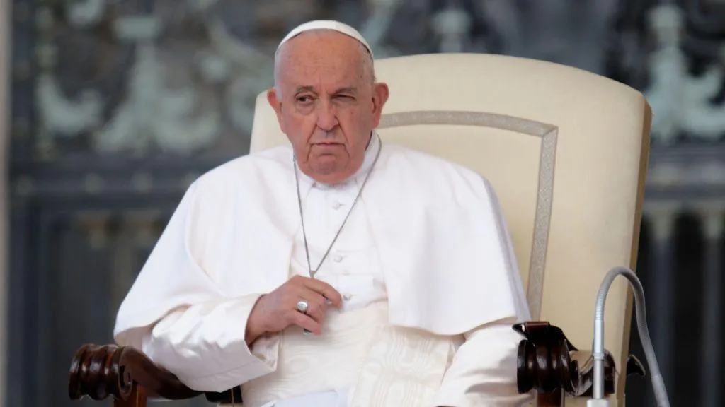 Papa Françesku kërkon ndjesë për gjuhën fyese ndaj homoseksualëve