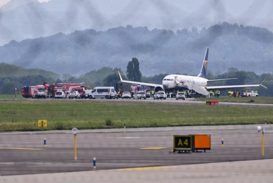 Bllokohet aeroporti i Bergamos në Itali, avionit i shpërthen goma teksa po ulej në pistë