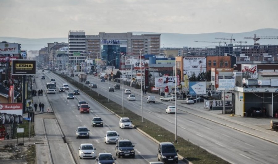 Një grua vjedh një qese me mbi 3 mijë euro në ‘Eurostore’, zbulohet nga kamerat