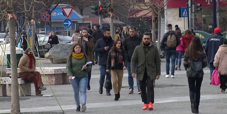 Femrat jetojnë më shumë se meshkujt, ja faktorët që ndikojnë