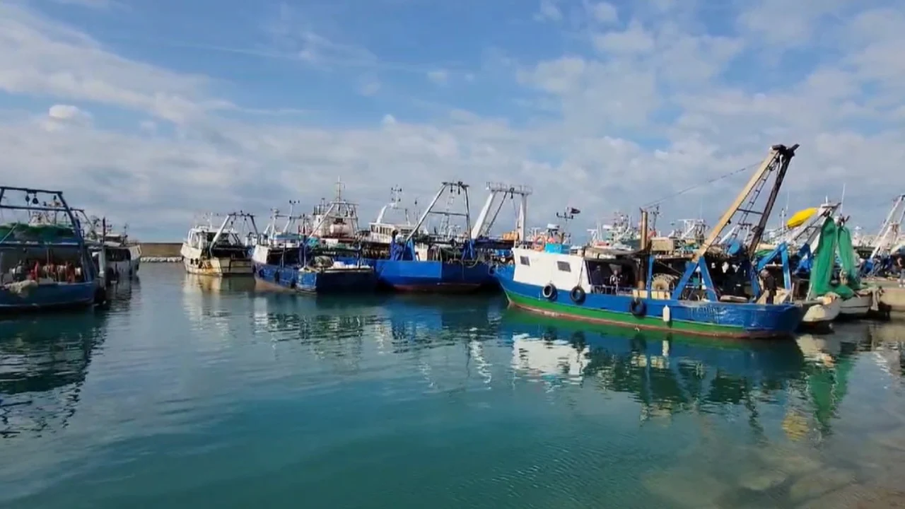 Moti i keq prek dhe Durrësin, pezullohet aktiviteti i flotës së peshkimit për 48 orët e ardhshme