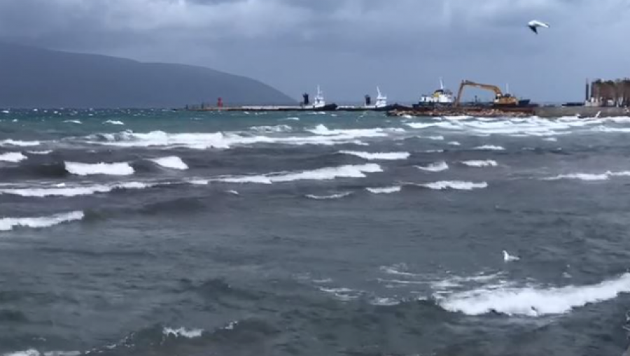 Ndalohet lundrimi për mjetet e vogla në Sarandë dhe Himarë, çfarë pritet të ndodhë