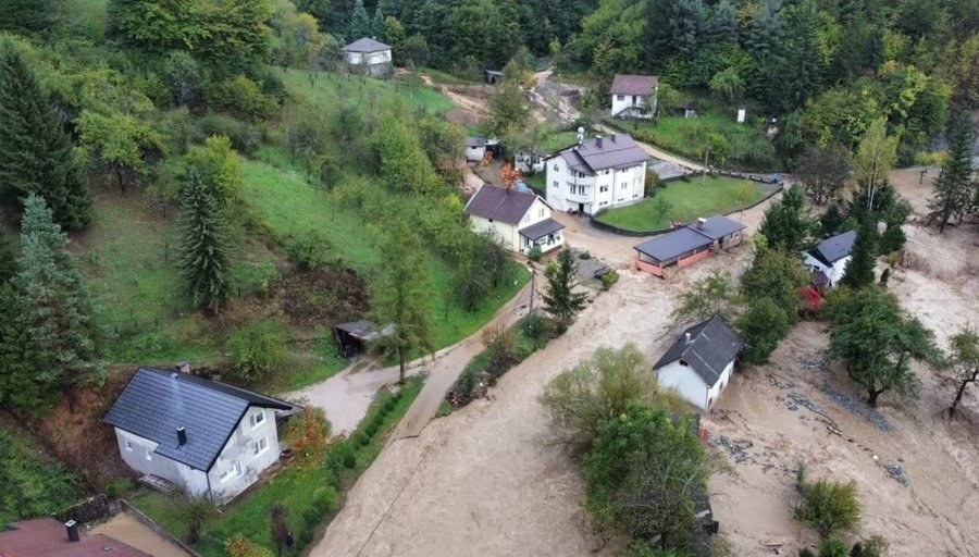 Përmbytje të mëdha në Bosnje, raportohen viktima