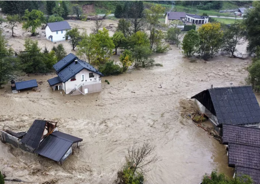 Bosnja shpall gjendjen e jashtëzakonshme pas të paktën 21 të vdekurve nga përmbytjet