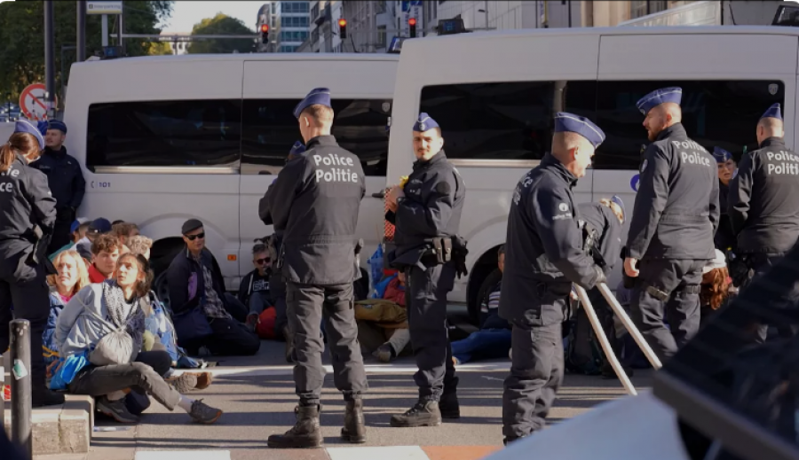 Arrestohet një aktiviste në protestën për subvencionimin e karburanteve fosile në Bruksel