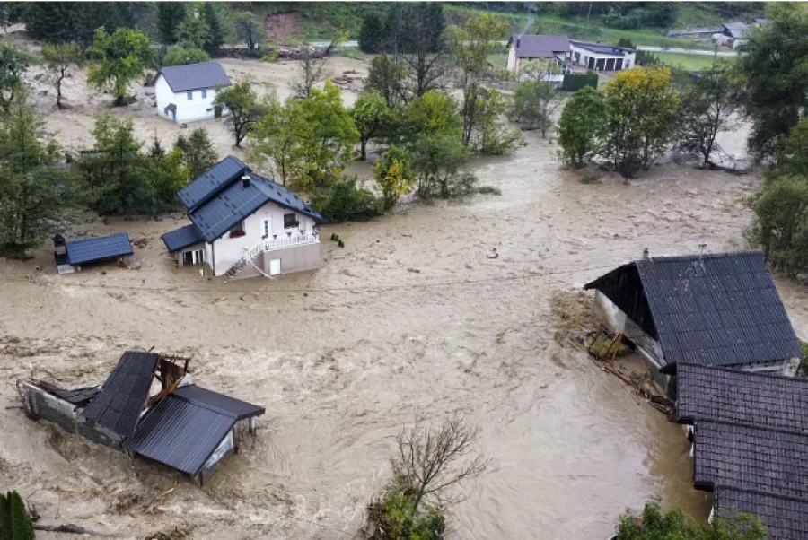 Bosnja shpall gjendjen e jashtëzakonshme pas të paktën 21 të vdekurve nga përmbytjet