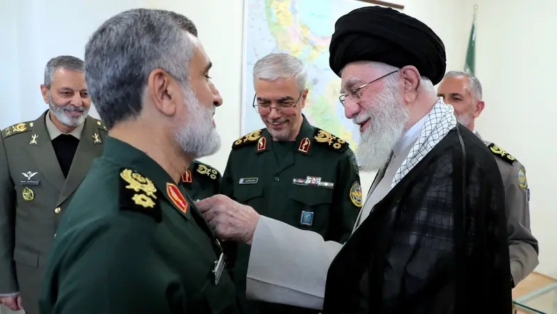 Udhëheqësi suprem i Iranit dekoron komandantin e IRGC-së për sulmin e Izraelit