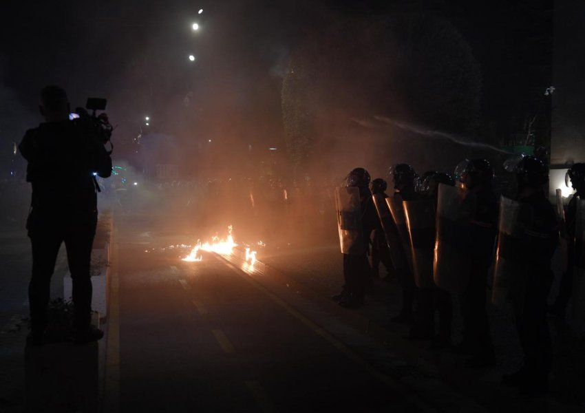 FOTO - GALERI/ Tirana në mosbindje cilive, qytetarët e zemëruar pushtojnë kryeqytetin