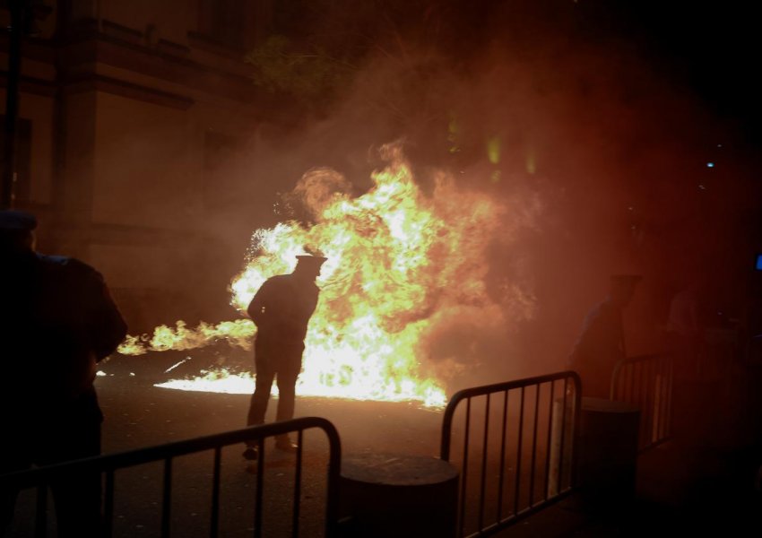 Mosbindja civile/ Pas Kryeministrisë dhe godinës së PS, protestuesit sulmojnë me motov Ministrinë e Brendshme