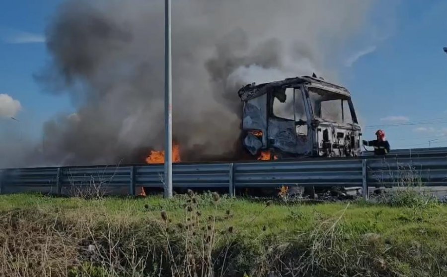 Përfshihet nga flakët kamioni në Bypass-in e Fierit