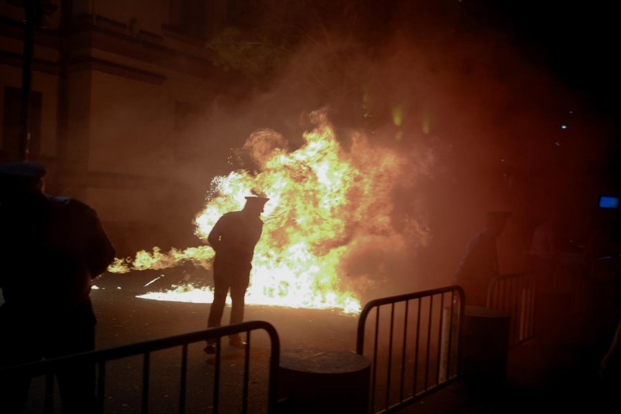 Mosbindja civile/ Pas Kryeministrisë dhe godinës së PS, protestuesit sulmojnë Ministrinë e Brendshme