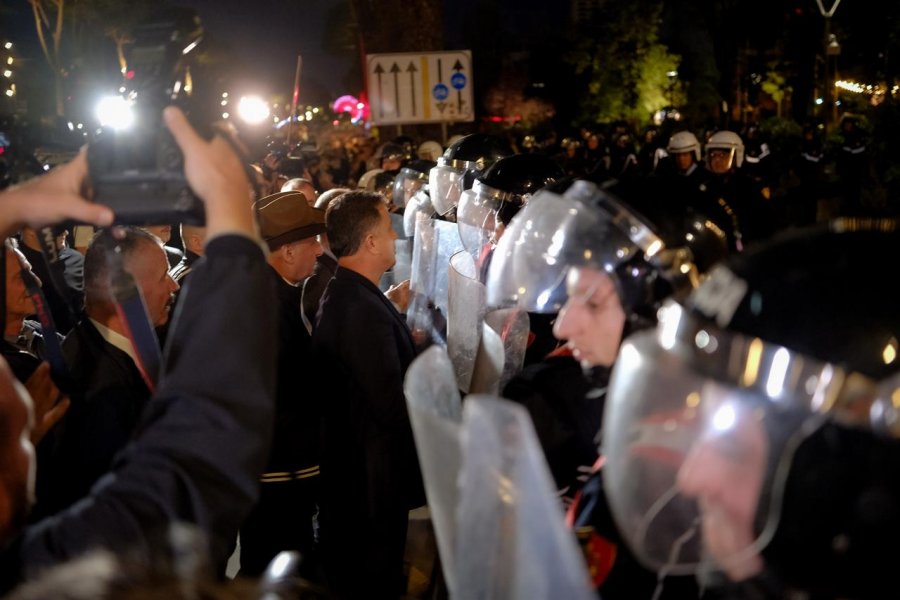 FOTO/ Mosbindja civile, drejtuesit e PD-së në krye të protestës, nis lëvizja nëpër Tiranë