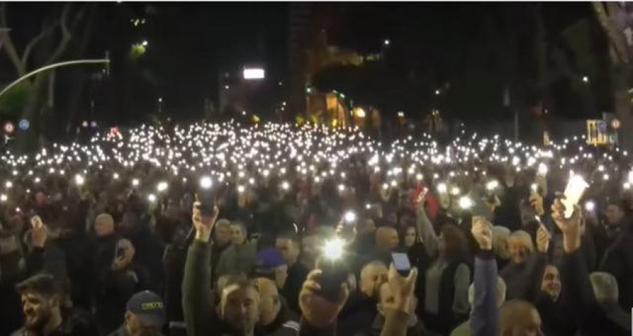 Protesta e sotme duhet të jetë si këmisha e një gruaje, mjaftueshëm e gjatë për të mbuluar…