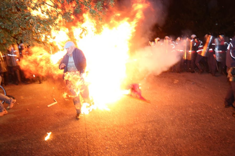 Narko-policia i dogji babain gjatë protestës/ Aktorja e njohur: Historia përsëritet aq herë sa nuk zëmë mend!