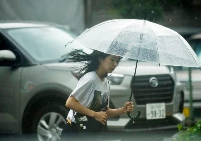 Tajfuni Shanshan dobësohet në stuhi, ndërsa shirat vazhdojnë të godasin Japoninë