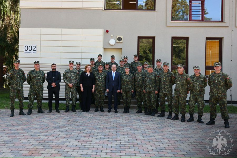 Presidenti Begaj takohet me efektivët e Forcave të Armatosura shqiptare në Letoni