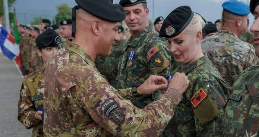 Një togë e kontingjentit shqiptar përfundon misionin në KFOR, nderohen me medalje   