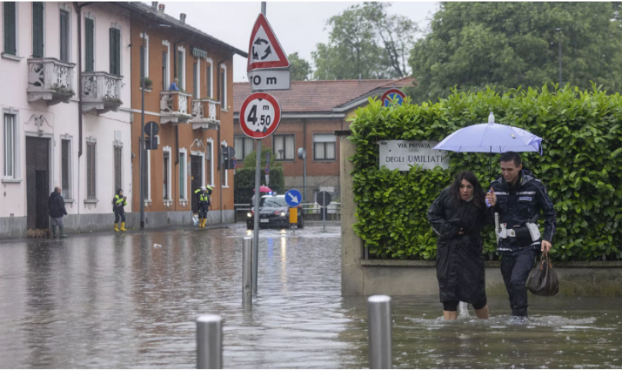 Stuhitë goditën veriun e Italisë, një burrë raportohet i zhdukur dhe disa ura janë shembur