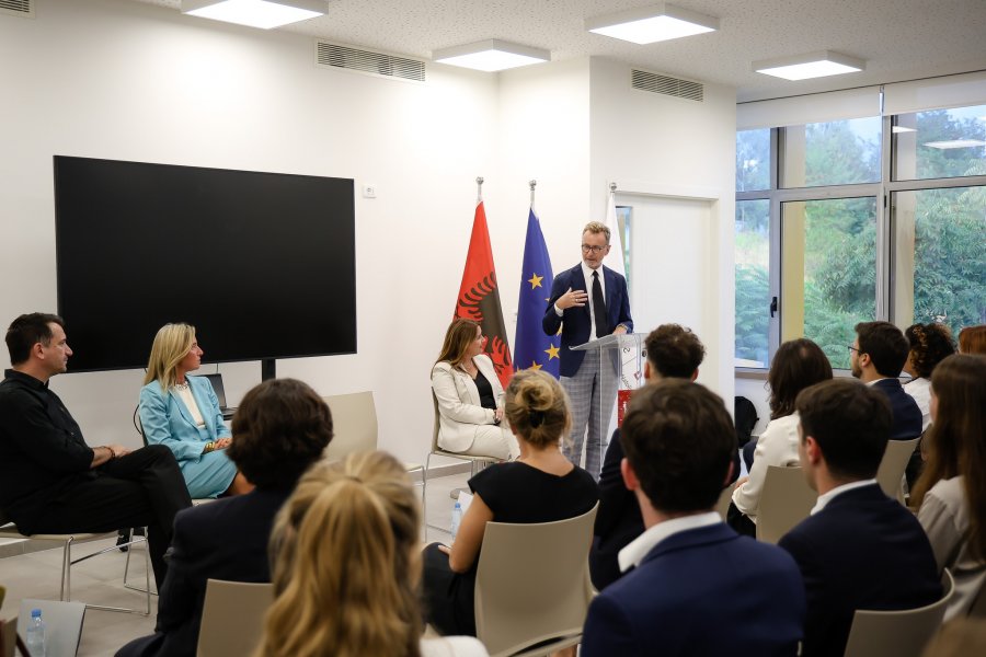 'Brezi i ri që do të ndërtojë urat e së ardhmes'/ Ambasadori i BE në Shqipëri pret 32 studentë nga 21 vende europiane