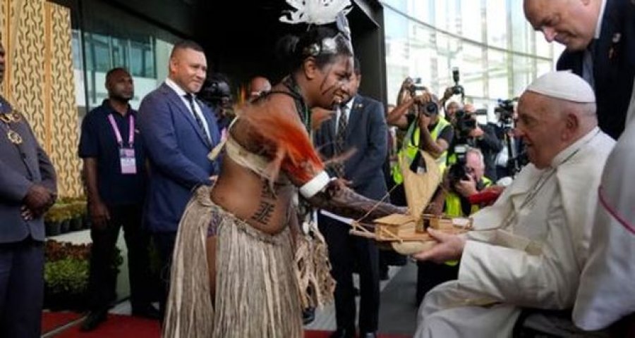 Papa Françesku bën thirrje për t’i dhënë fund dhunës mes fiseve në Papua Guinea e Re