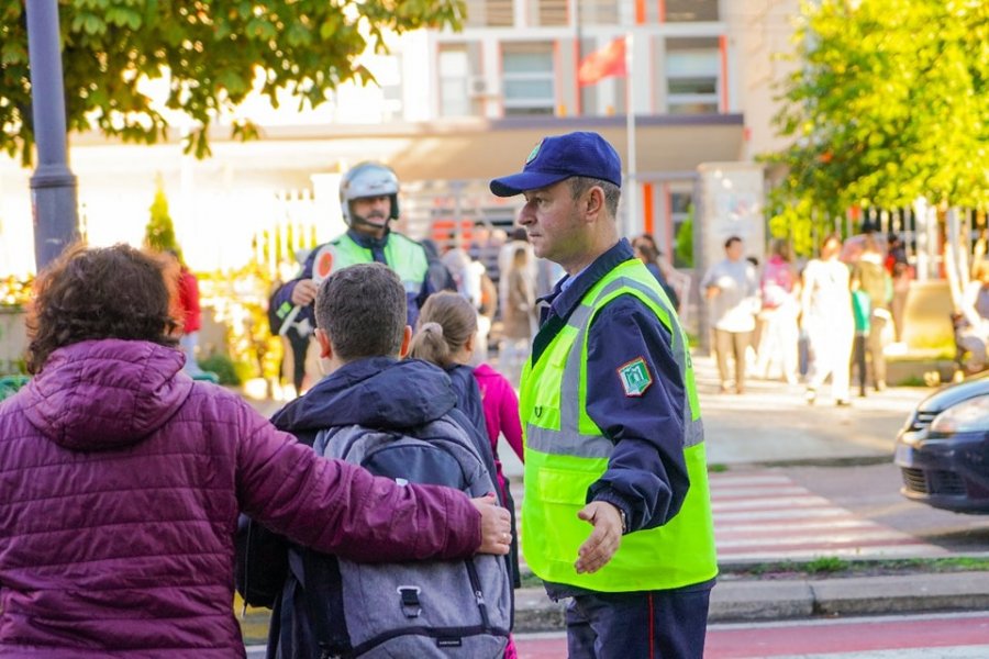 Nisja e vitit të ri shkollor, Policia plan masash për garantimin e rendit dhe sigurisë, shtohet prania e efektivëve pranë shkollave