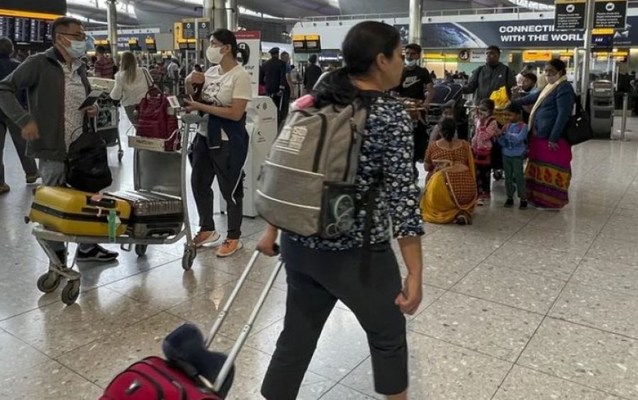 Kaos në aeroportet Gatwick dhe Heathrow në Londër, anulohen dhjetëra fluturime për shkak të mungesës së stafit