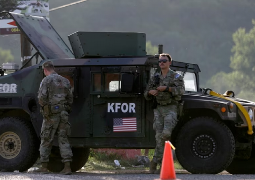 KFOR shton patrullimet në Kosovë: Situata në Veri, e qetë, por e brishtë!