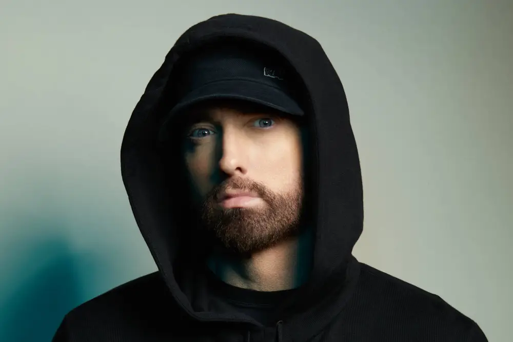 Eminem rikthehet në skenën e VMA-s, ja detyra që iu besua