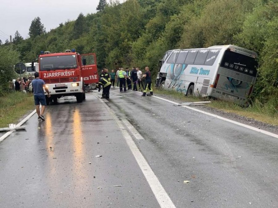 FOTO/ Kamioni përplaset me autobusin në Kosovë, 3 të lënduar. Pasagjerët dalin nga xhami i shoferit